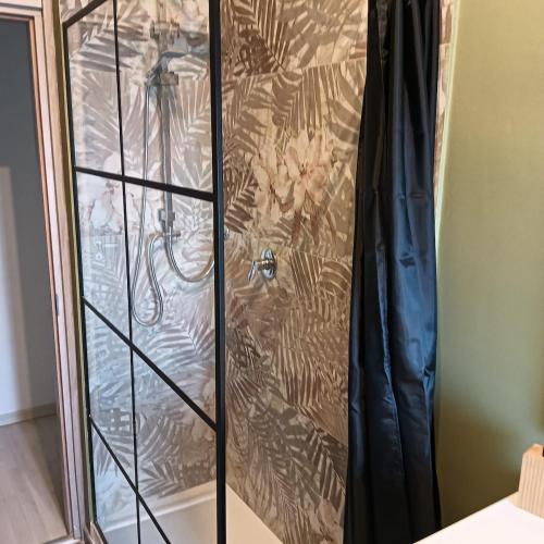 una cabina in vetro con porta in vetro in una stanza di Accogliente e comoda Casa Rampa a Campobasso