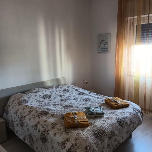 una camera da letto con un letto con due borse sopra di Accogliente e comoda Casa Rampa a Campobasso