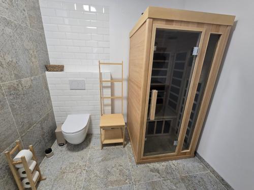 une salle de bain avec toilettes et douche dans l'établissement Kurešček, à Ig