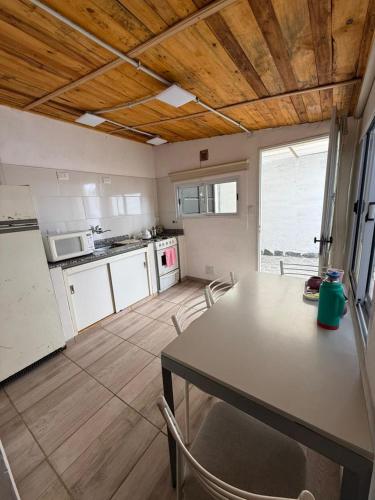 een keuken met een tafel en stoelen in een kamer bij Departamentito Cabral in Tandil