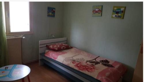 Giường trong phòng chung tại Chambre simple dans une maison