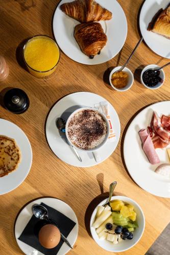 ホテルの敷地内または近くでの食事または食べ物