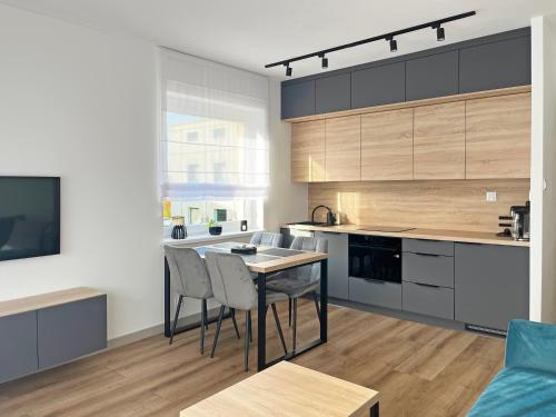 una cucina con un tavolo e sedie in una stanza di Poznań Wilda -Apartament Fabryczna a Poznań