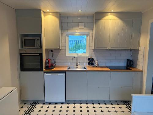 Η κουζίνα ή μικρή κουζίνα στο Guesthouse Gävle - close to E4 & nature recreation area