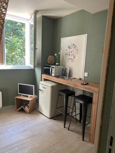 Køkken eller tekøkken på An Aod Cocon bohème en bord de mer Pour 2 personnes et Dog Friendly