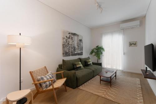 Cozy 2BR Apartment Warm, Bright & Steps to Metro
