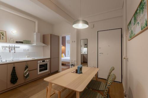Cozy 2BR Apartment Warm, Bright & Steps to Metro