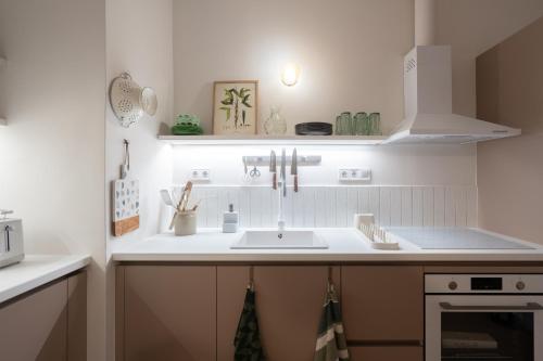 Cozy 2BR Apartment Warm, Bright & Steps to Metro