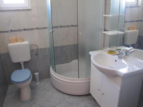 Koupelna v ubytování Apartments Mata