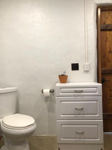 Ένα μπάνιο στο Tiny Terlingua-Terlingua Ghosttown-Locally Owned