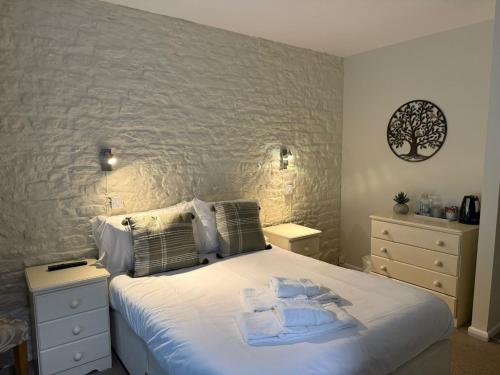 Un pat sau paturi într-o cameră la The Bell Inn