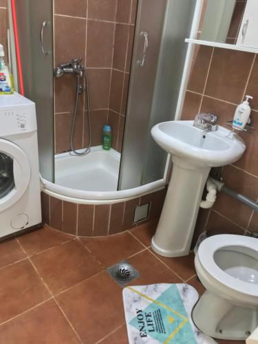 克拉古耶瓦茨Luna的带淋浴、马桶和水槽的浴室