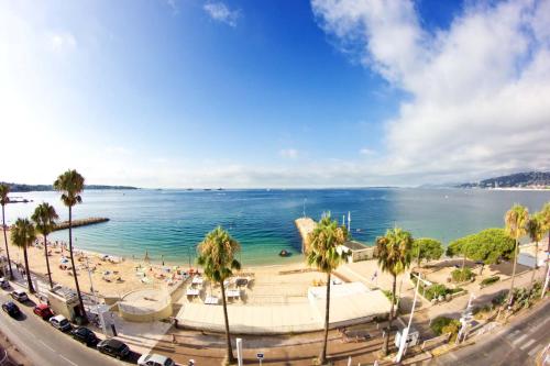 ニースにあるFranse - Niceのヤシの木と海のあるビーチの景色