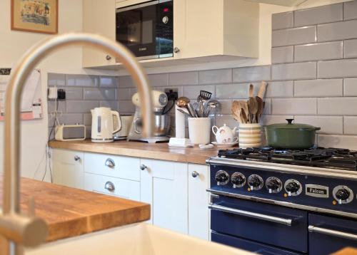 Køkken eller tekøkken på Whimsical Countryside Escape with Sprawling Garden