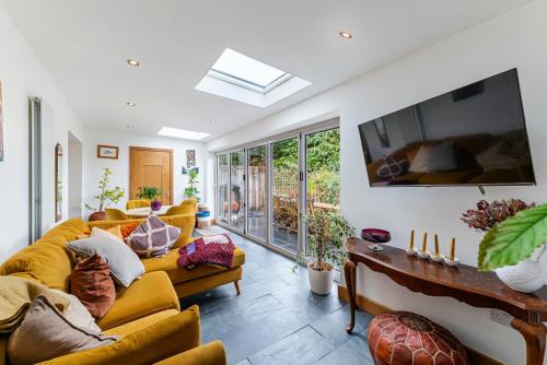 Et opholdsområde på Whimsical Countryside Escape with Sprawling Garden