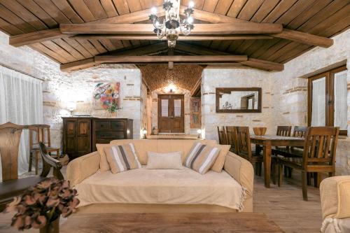 a living room with a couch and a dining room at Villa Castello in Koiliomenos