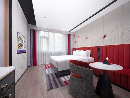 Ένα ή περισσότερα κρεβάτια σε δωμάτιο στο Mercure Beijing The Grand Canal CBD