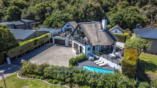 ウィルダネスにあるCloverleigh Guest Houseのプール付きの家の航空写真