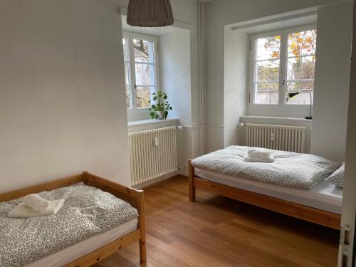 Ένα ή περισσότερα κρεβάτια σε δωμάτιο στο Spacious light-flooded apartment with garden at Lake Zurich