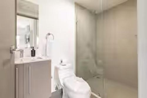 Ένα μπάνιο στο Playa Mantas - 7th Floor - Sea View - Beach Club Access - Balcony - Five Star Host