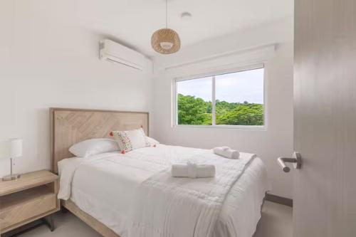 Ένα ή περισσότερα κρεβάτια σε δωμάτιο στο Playa Mantas - 7th Floor - Sea View - Beach Club Access - Balcony - Five Star Host