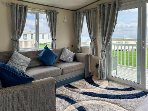 un soggiorno con un divano e una grande finestra di Ocean Bay View - Ukc7143 ad Ayr