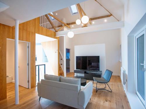 CholesburyWoodland View的带沙发和电视的客厅