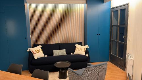 Een zitgedeelte bij Cosy Arc 1950, Ski-in Ski-out with Interior Swimming Pool, Sauna & Hammam