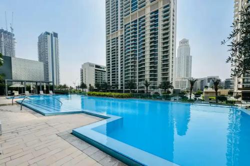 Vogue Vacation Homes, Creek Harbour Icon Bay Waterfront Living Close to Downtown, Burj Khalifa and Dubai Mall, Two Bedroom Apartment with Large Balcony and Canal View, Access to all Amenities