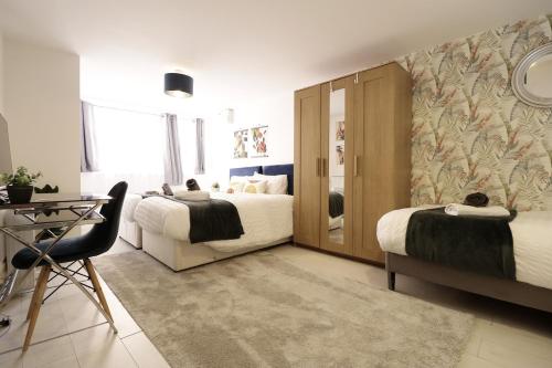 Postel nebo postele na pokoji v ubytování listing SALE - Entire Town Centre Apartment Free Parking WiFi