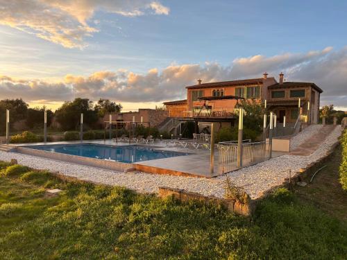 a swimming pool in front of a house at Villa Sa Muntanyeta con Piscina Infinity Privada in Manacor