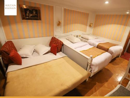 Postel nebo postele na pokoji v ubytování Nile Cruise King Tut