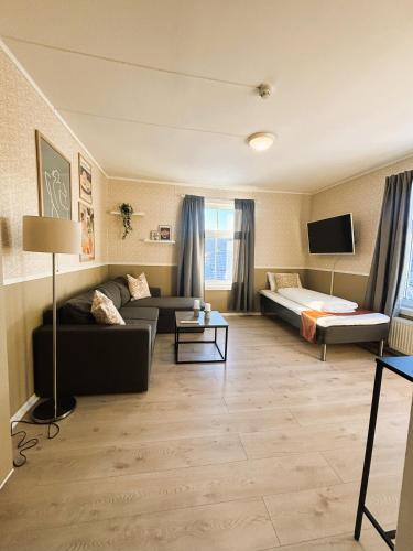 a living room with a couch and a bed at Lillehammer Camping - Sentrums leilighet in Lillehammer
