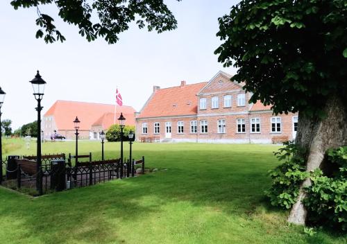 O grădină în afara Slotskro & Gæstgivergård ved Gram Slot