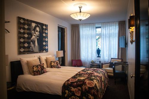 a hotel room with a bed and a window at Hotel Garni Villa Arrisja in Eefde