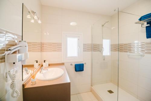 a white bathroom with a sink and a shower at Apartamento Puerto del Carmen Las Vistas 247 in Tías