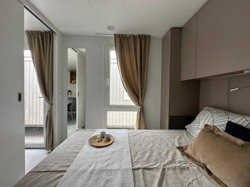 Ένα ή περισσότερα κρεβάτια σε δωμάτιο στο Camping Kozarica Mobile Homes