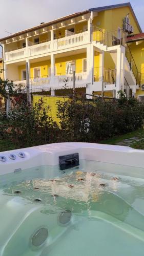 Bazén v ubytování B&B La Barbatella nebo v jeho okolí