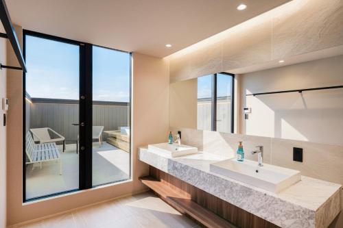 Ένα μπάνιο στο BRIDGE STAY BIWAKO PREMIUM- Luxury Villa , Hotel Quality Stay with Private Sauna, Jacuzzi & BBQ Terrace