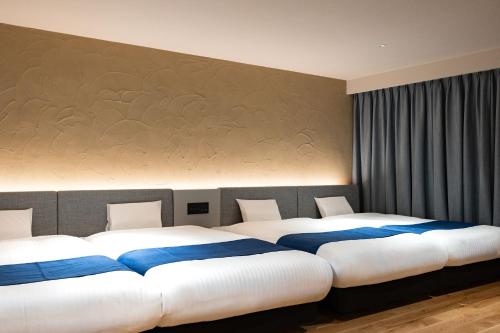 Ένα ή περισσότερα κρεβάτια σε δωμάτιο στο BRIDGE STAY BIWAKO PREMIUM- Luxury Villa , Hotel Quality Stay with Private Sauna, Jacuzzi & BBQ Terrace