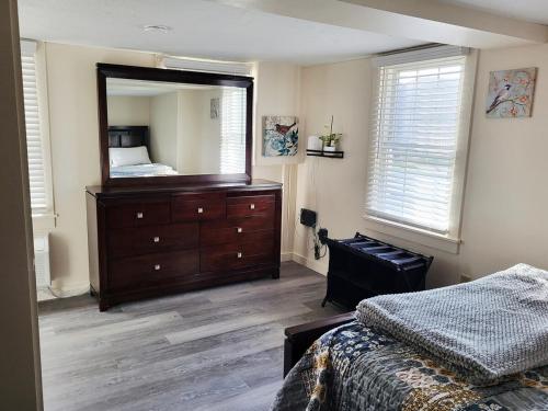 En eller flere senge i et værelse på Peaceful Apartment Minutes to Casinos