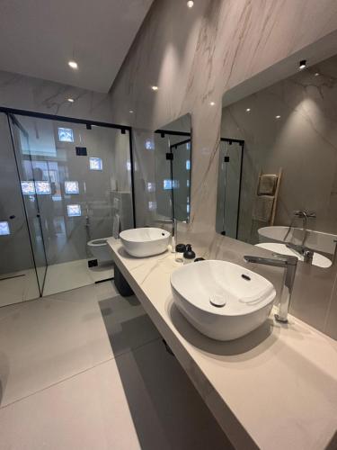 a bathroom with two sinks and a large mirror at Villa 5 suites piscine privée in Marrakesh