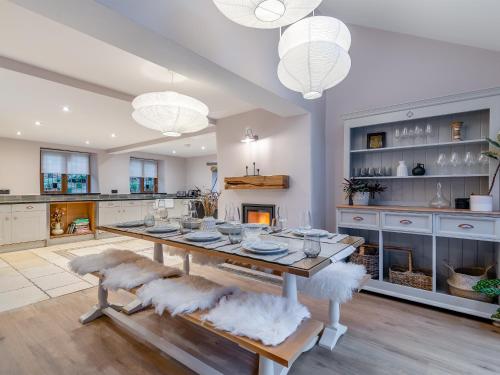 Kuchyň nebo kuchyňský kout v ubytování Waterside House