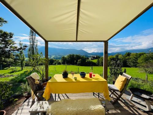 un tavolo giallo e sedie su un patio con vista di Tiny House Elsass - Natur, Ruhe & Erholung a Saint-Pierre-Bois