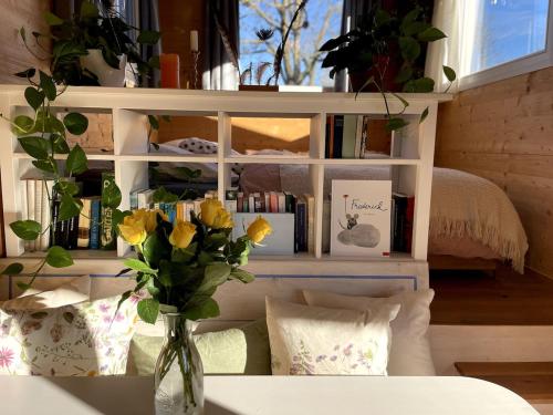 un vaso di fiori su un tavolo in una stanza di Tiny House Elsass - Natur, Ruhe & Erholung a Saint-Pierre-Bois