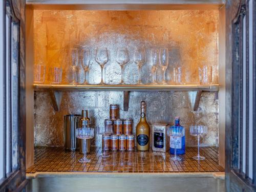 um armário com garrafas de vinho e copos em Moorgate Lodge - Uk47742 em Kelbrook