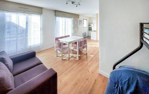 Et opholdsområde på Cozy Apartment In Dunkerque