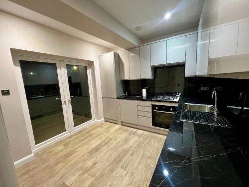 Kuchyň nebo kuchyňský kout v ubytování Beautiful Modern 3 Bedroom Home