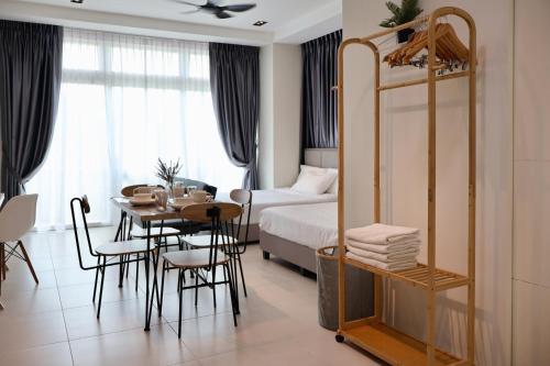 Ένα ή περισσότερα κρεβάτια σε δωμάτιο στο Riverine Diamond Condo - Kuching - Vacay Home