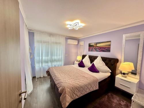 Una cama o camas en una habitación de Charming apartment with Garden, Free Parking near Basel, Airport, Ger'many, France,